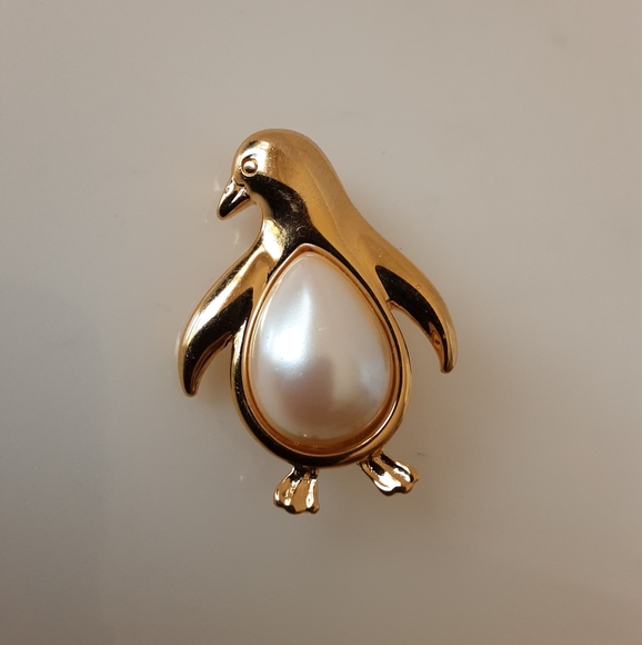 VTG MONET GOLDTONE JELLY BELLY TEARDROP FAUX PEARL PENGUIN FIGURAL PIN - Picture 2 of 4